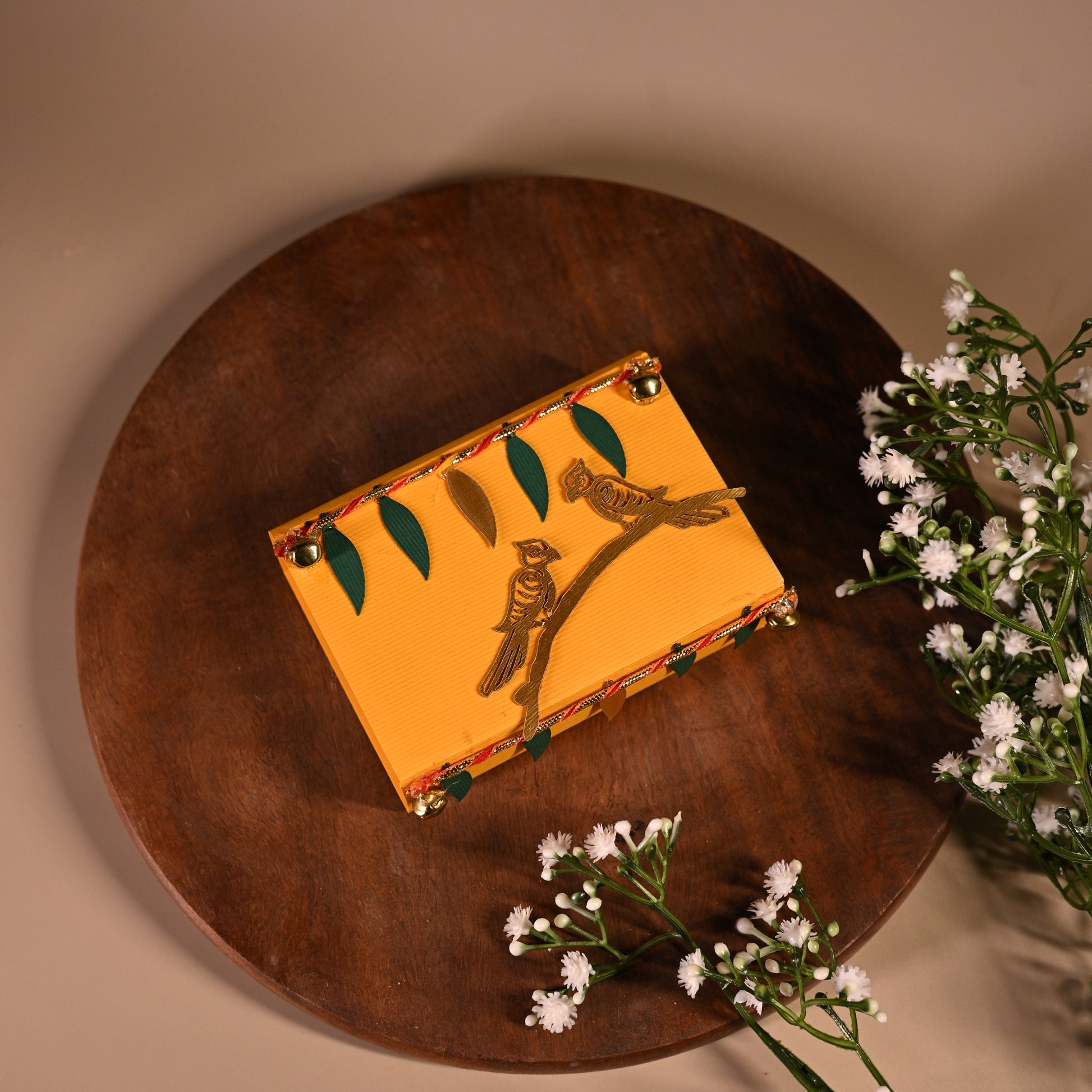 Nature ensemble box with yellow background and parrot design