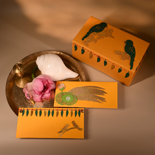 Nature ensemble box with yellow background and parrot design