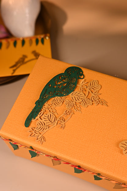 Nature ensemble box with yellow background and parrot design
