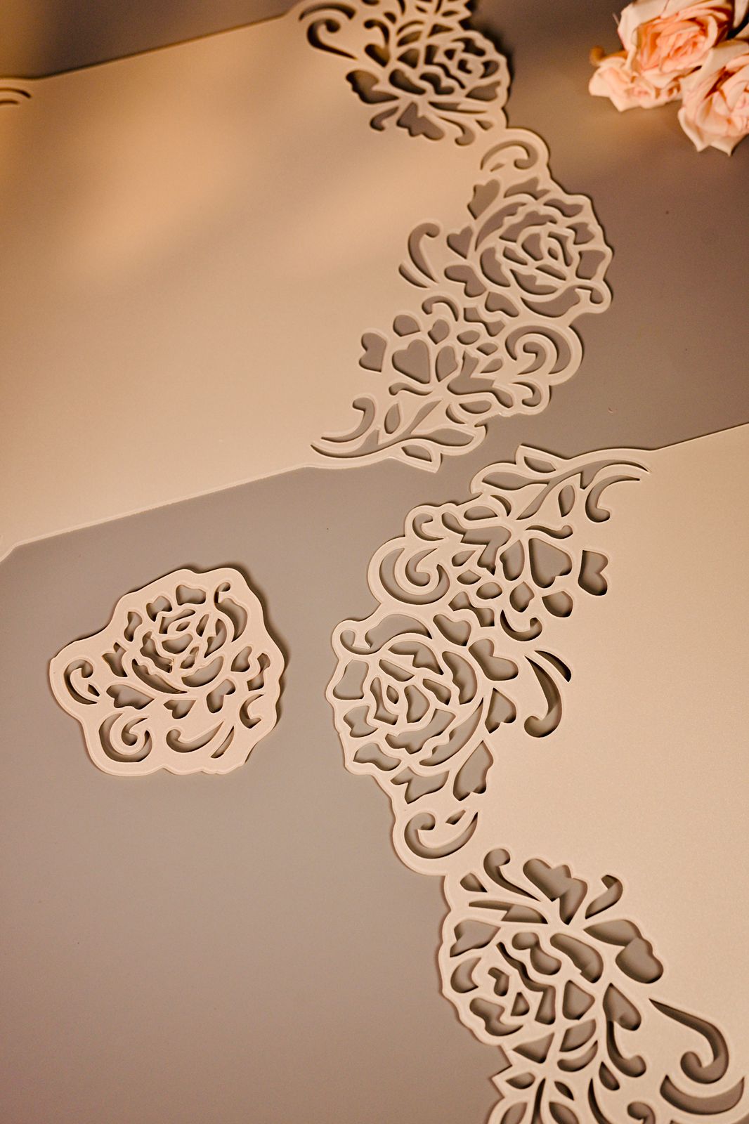 Pearl Acrylic placemat with rose cutting border
