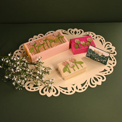 Scalped border table mat