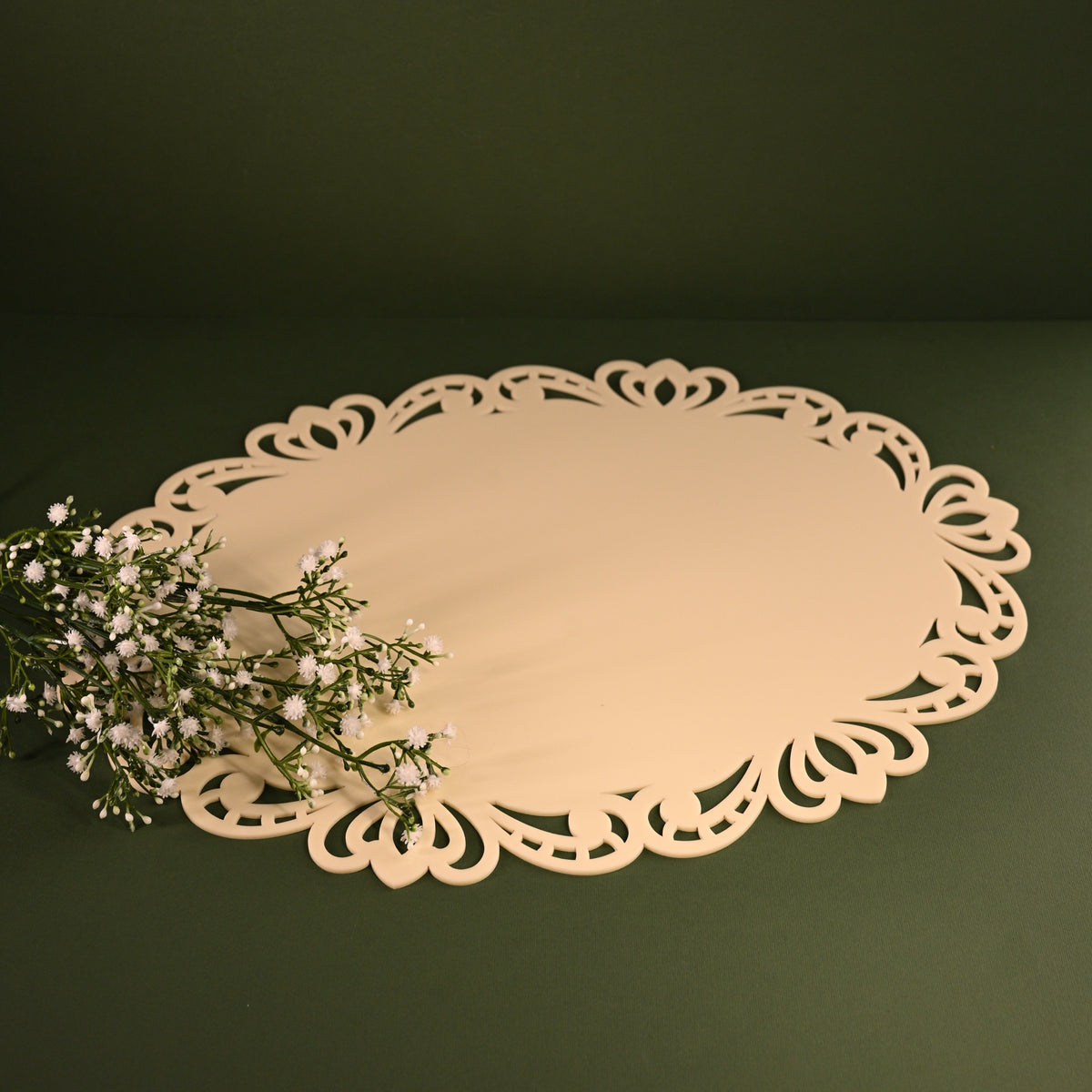 Scalped border table mat
