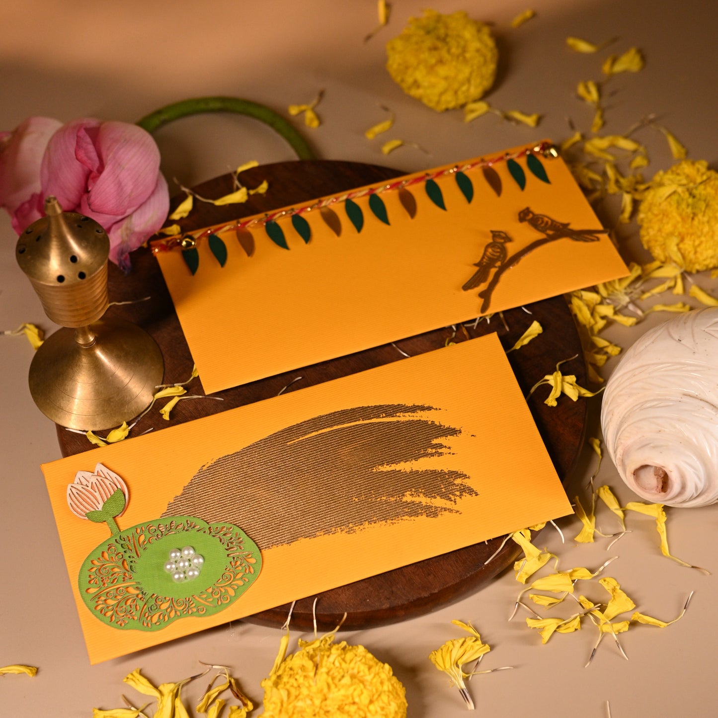 Nature ensemble envelope with yellow background and parrot design