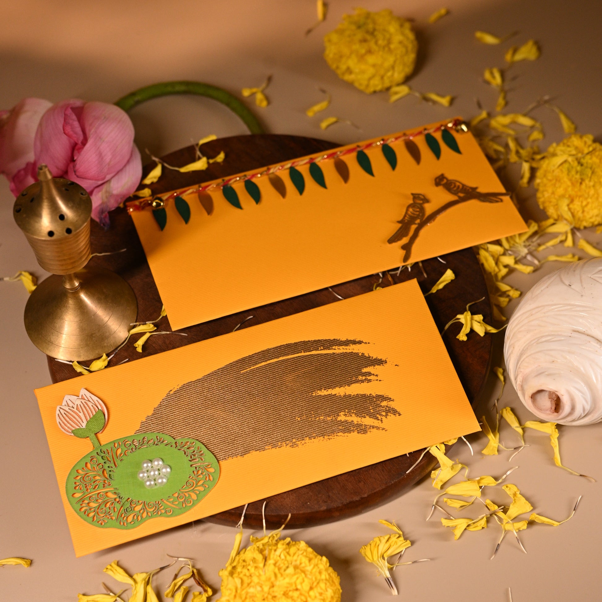 Nature ensemble envelope with yellow background and parrot design