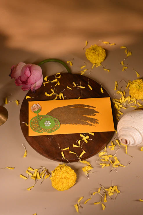 Nature ensemble box with yellow background and parrot design