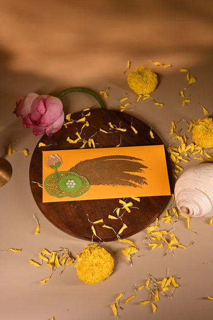 Nature ensemble box with yellow background and parrot design