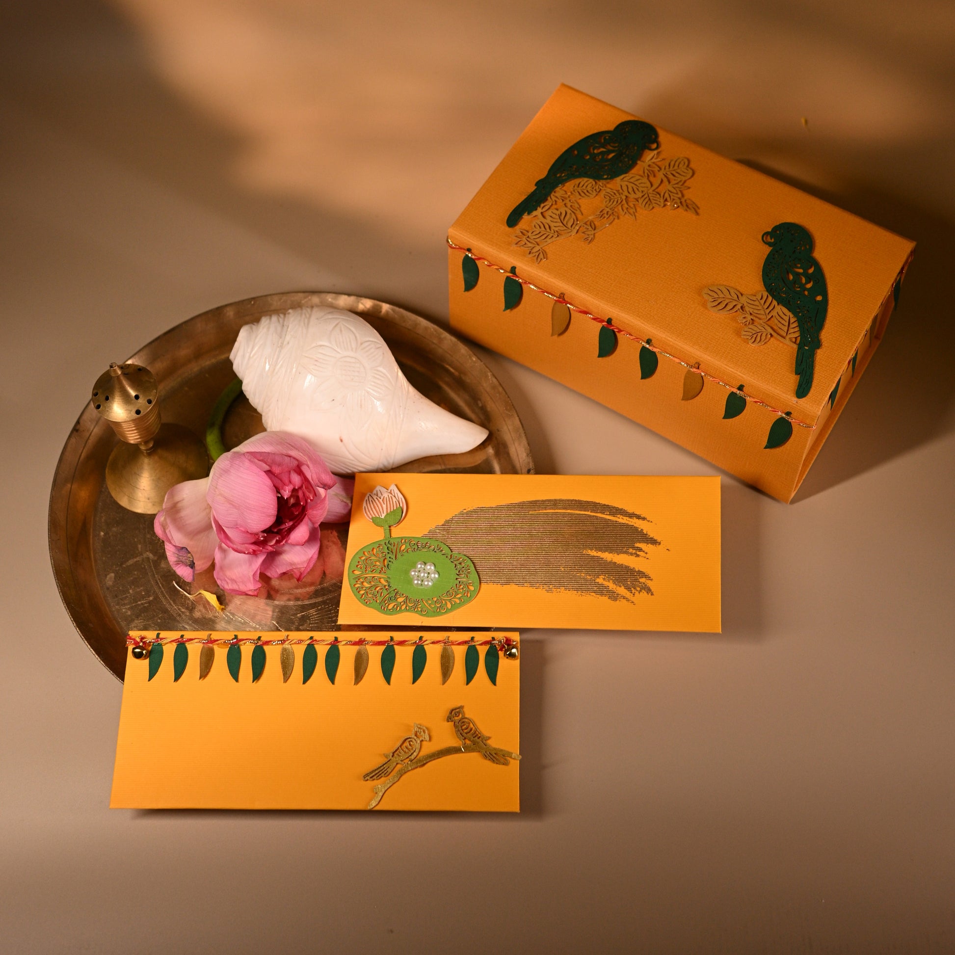 Nature ensemble box with yellow background and parrot design