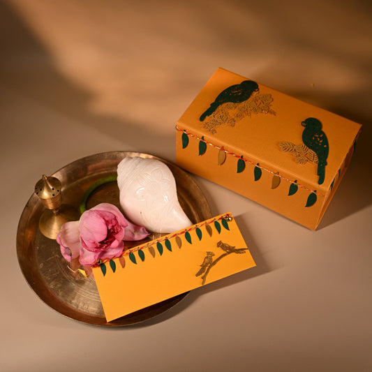 Nature ensemble box with yellow background and parrot design